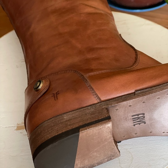 The FRYE Company 
Womens-Melissa Boots
Excellent Condition
Size 8.5 Medium - Picture 3 of 5